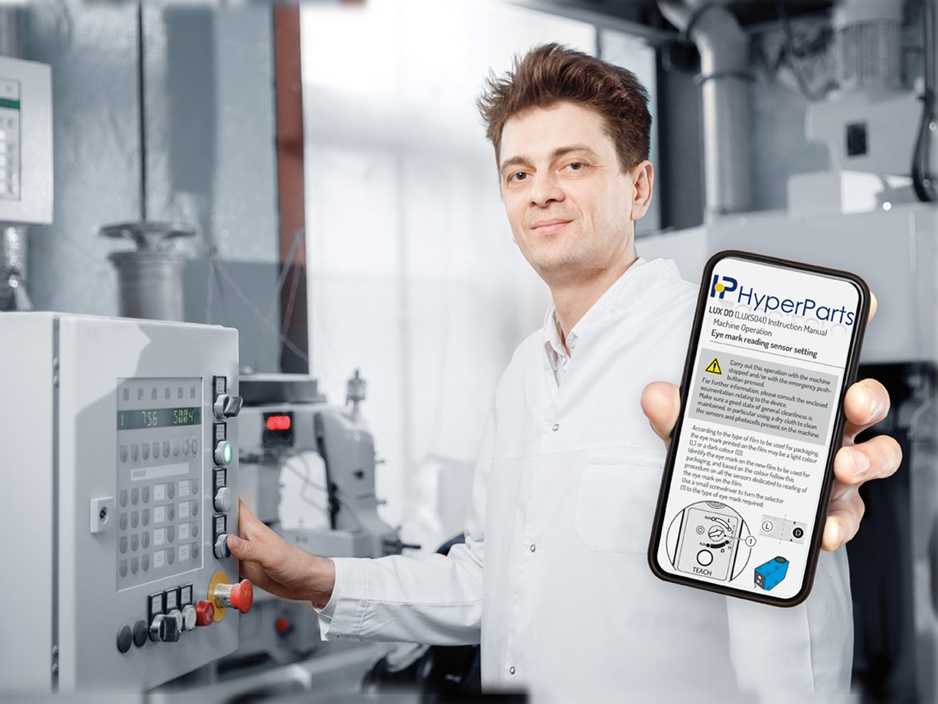 Tecnico in impianto che consulta il catalogo ricambi interattivo HYPER.PARTS da smartphone davanti al macchinario.
